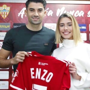 Enzo Zidane avec sa compagne Karen Gonçalves lors de la présentation officielle de son arrivée à l'UD Almería le 5 février 2020. 