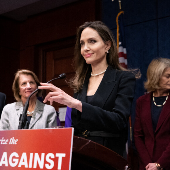 Angelina Jolie demande de voter la "Violence Against Women Act", une loi contre les violences domestiques, au Congrès. Washington, le 9 février 2022.