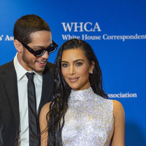 Première sortie officielle pour Kim Kardashian et son compagnon Pete Davidson au dîner annuel des "Associations de Correspondants de la Maison Blanche" à l'hôtel Hilton à Washington, le 30 avril 2022. 