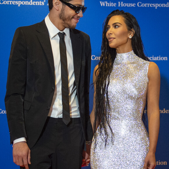 Première sortie officielle pour Kim Kardashian et son compagnon Pete Davidson au dîner annuel des "Associations de Correspondants de la Maison Blanche" à l'hôtel Hilton à Washington, le 30 avril 2022. 