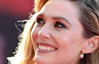 Elizabeth Olsen très décolletée : elle en montre beaucoup à la première de "Doctor Strange"