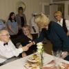 Camilla Parker Bowles rend visite aux résidents d'une maison de retraite. 27/01/2010