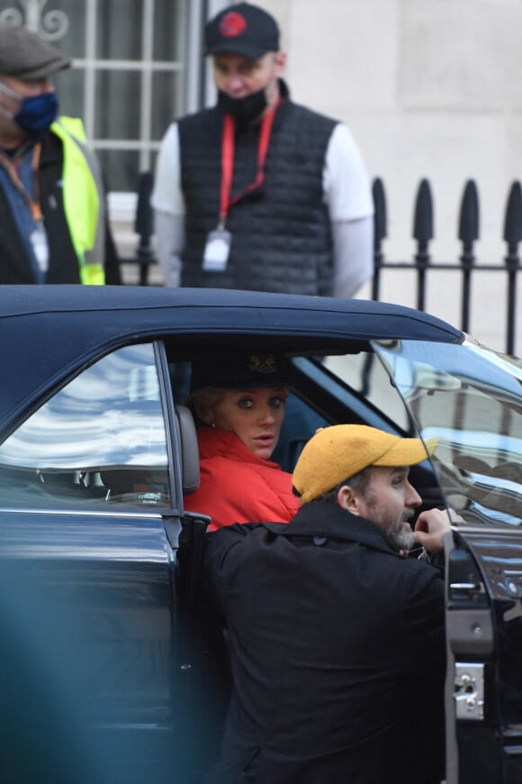 Elizabeth Debicki incarne la princesse Diana (Lady Di) sur le tournage de la saison 5 de la série The Crown le 30 janvier 2022.