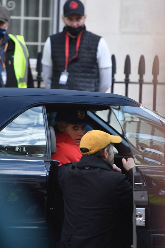 Elizabeth Debicki incarne la princesse Diana (Lady Di) sur le tournage de la saison 5 de la série The Crown le 30 janvier 2022.  The Crown Season 5 seen filming in London. Princess Diana (portrayed by Elizabeth Debicki) seen chased by paparazzi when she's driving her Audi on 30th January 2022. Elizabeth wore a red puffer jacket, reminiscent of what the late Princess wore during her ski trips in Switzerland 