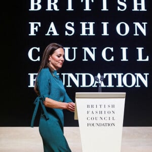 Kate Catherine Middleton, duchesse de Cambridge, va remettre le prix "British Fashion Council" au Design Museum de Londres. Le 4 mai 2022 4 May 2022. Catherine The Duchess of Cambridge presents The Queen Elizabeth II Award for British Design at an event hosted by the British Fashion Council at London's Design Museum. 