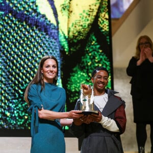 Sau Nash et Catherine (Kate) Middleton, duchesse de Cambridge - Kate Catherine Middleton, duchesse de Cambridge, va remettre le prix "British Fashion Council" au Design Museum de Londres. Le 4 mai 2022 4 May 2022. Catherine The Duchess of Cambridge presents The Queen Elizabeth II Award for British Design at an event hosted by the British Fashion Council at London's Design Museum. 