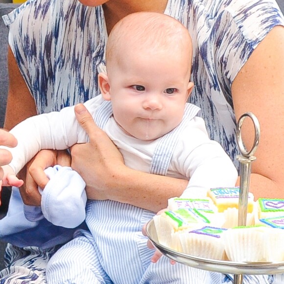 Le prince Harry et Meghan Markle présentent leur fils Archie à Desmond Tutu à Cape Town, Afrique du Sud le 25 septembre 2019. 