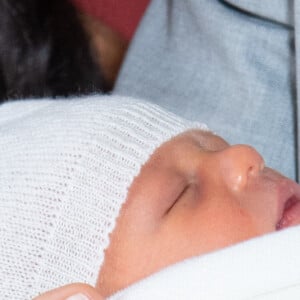 Le prince Harry et Meghan Markle, duc et duchesse de Sussex, présentent leur fils Archie dans le hall St George au château de Windsor le 8 mai 2019.