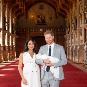 Le prince Harry et Meghan Markle, duc et duchesse de Sussex, présentent leur fils Archie dans le hall St George au château de Windsor le 8 mai 2019.