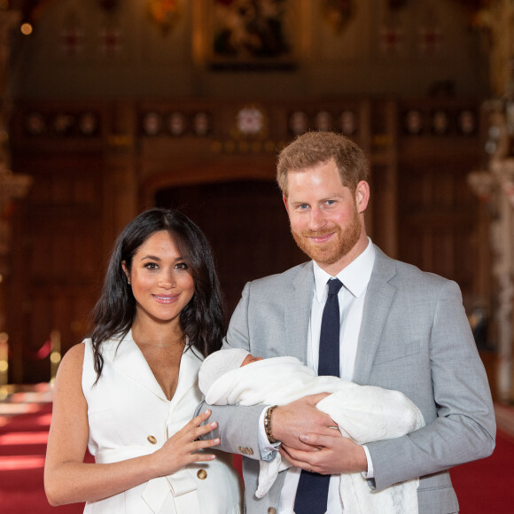 Le prince Harry et Meghan Markle, duc et duchesse de Sussex, présentent leur fils Archie Harrison Mountbatten-Windsor dans le hall St George au château de Windsor le 8 mai 2019.