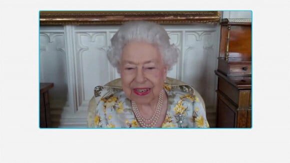 La reine Elisabeth II d'Angleterre inaugure l'unité Queen Elizabeth du Royal London Hospital par vidéoconférence depuis le château de Windsor, où la souveraine se repose depuis qu'elle a contracté le Covid-19 en février dernier. Elle fêtera son 96 ème anniversaire le 21 avril prochain. Le 11 avril 2022. 