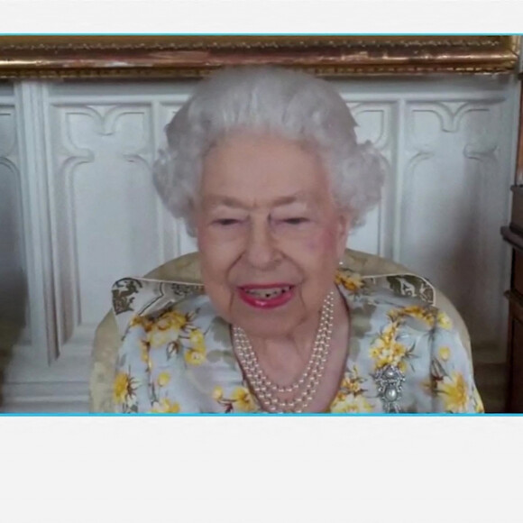 La reine Elisabeth II d'Angleterre inaugure l'unité Queen Elizabeth du Royal London Hospital par vidéoconférence depuis le château de Windsor, où la souveraine se repose depuis qu'elle a contracté le Covid-19 en février dernier. Elle fêtera son 96 ème anniversaire le 21 avril prochain. Le 11 avril 2022. 