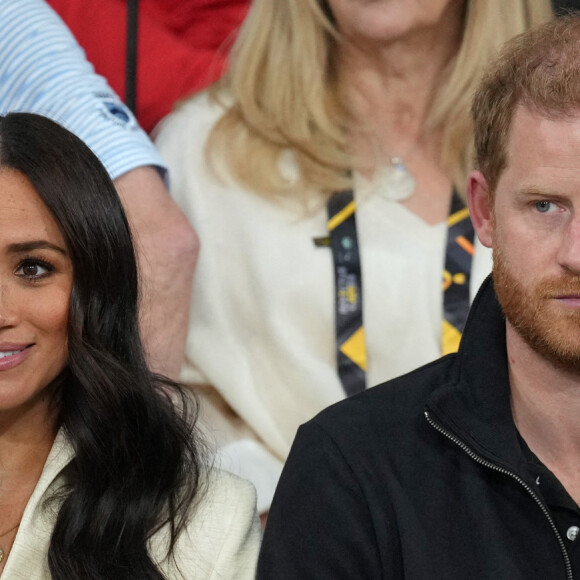 Le prince Harry et Meghan Markle assistent à la finale d'athlétisme, au deuxième jour des Invictus Games 2020 à La Haye, le 17 avril 2022. 