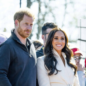 Le prince Harry et Meghan Markle assistent à la finale d'athlétisme, au deuxième jour des Invictus Games 2020 à La Haye, le 17 avril 2022. 