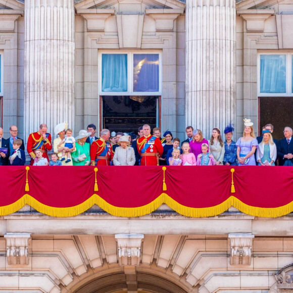 Frederick Windsor, Sophie Winkleman, Michael de Kent, Marie-Christine von Reibnitz, le prince William, duc de Cambridge, et Catherine (Kate) Middleton, duchesse de Cambridge, le prince George de Cambridge, la princesse Charlotte de Cambridge, le prince Louis de Cambridge, Camilla Parker Bowles, duchesse de Cornouailles, le prince Charles, prince de Galles, la reine Elisabeth II d'Angleterre, le prince Andrew, duc d'York, le prince Harry, duc de Sussex, et Meghan Markle, duchesse de Sussex, la princesse Beatrice d'York, la princesse Eugenie d'York, la princesse Anne, Savannah Phillips, Isla Phillips, Autumn Phillips, Peter Philips, James Mountbatten-Windsor, vicomte Severn- La famille royale au balcon du palais de Buckingham lors de la parade Trooping the Colour 2019, célébrant le 93ème anniversaire de la reine Elisabeth II, londres, le 8 juin 2019. 