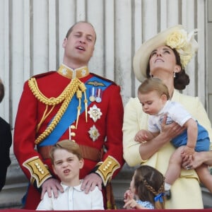 Le prince William, duc de Cambridge, et Catherine (Kate) Middleton, duchesse de Cambridge, le prince George de Cambridge, la princesse Charlotte de Cambridge, le prince Louis de Cambridge, Camilla Parker Bowles, duchesse de Cornouailles, - La famille royale au balcon du palais de Buckingham lors de la parade Trooping the Colour 2019, célébrant le 93ème anniversaire de la reine Elisabeth II, Londres, le 8 juin 2019. 