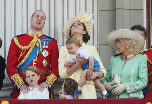 Le prince William, duc de Cambridge, et Catherine (Kate) Middleton, duchesse de Cambridge, le prince George de Cambridge, la princesse Charlotte de Cambridge, le prince Louis de Cambridge, Camilla Parker Bowles, duchesse de Cornouailles, - La famille royale au balcon du palais de Buckingham lors de la parade Trooping the Colour 2019, célébrant le 93ème anniversaire de la reine Elisabeth II, Londres, le 8 juin 2019. 