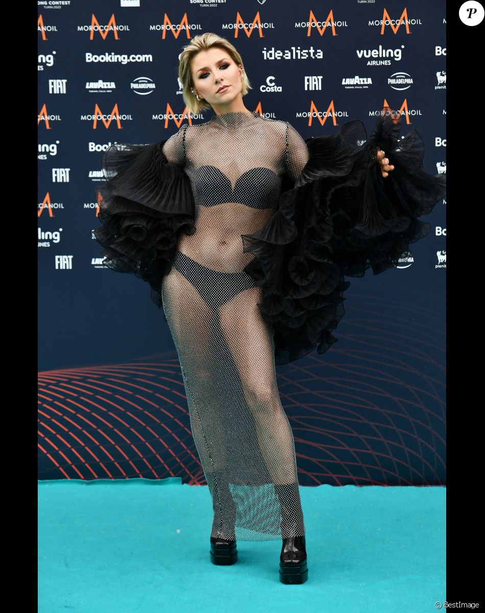 Svezia: Cornelia Jakobs au photocall de "l'Eurovision 2022" à Turin, le 8 mai 2022.