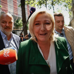 Marine Le Pen, candidate à la présidence du parti d'extrême droite français Rassemblement national (RN) et Jordan Bardella, président du Rassemblement National (RN) arrivent au au siège du RN à Paris, France, le 25 avril 2022, au lendemain des résultats de la second tour de l'élection présidentielle française.