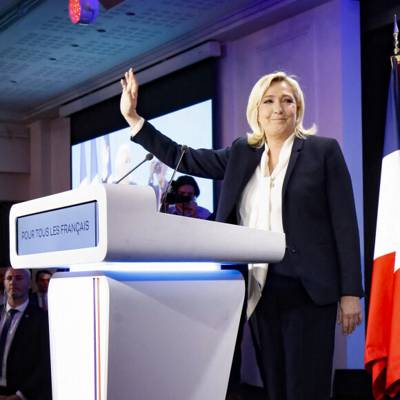 Marine Le Pen, candidate à la présidence du parti d'extrême droite Rassemblement national (RN), prononce un discours au Pavillon d'Armenonville à Paris, France, le 24 avril 2022 après sa défaite au second tour de l'élection présidentielle française