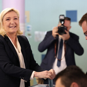 Marine Le Pen vote pour le 2e tour des élections présidentielles 2022 à Hénin-Beaumont le 24 avril 2022