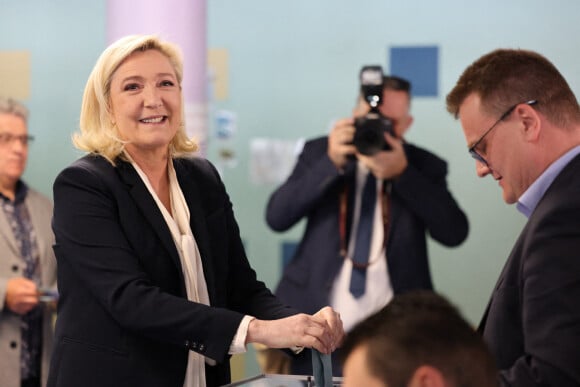 Marine Le Pen vote pour le 2e tour des élections présidentielles 2022 à Hénin-Beaumont le 24 avril 2022