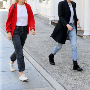 Kristen Stewart et sa fiancée Dylan Meyer sortent déjeuner à New York le 9 mai 2022.