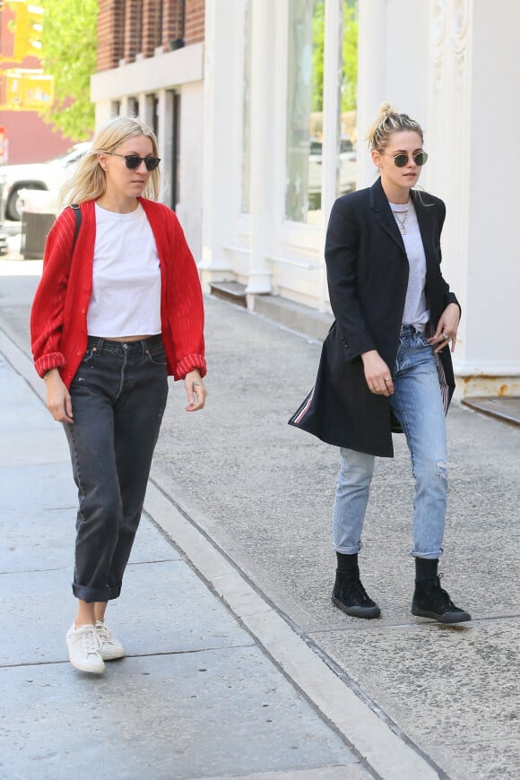 Kristen Stewart et sa fiancée Dylan Meyer sortent déjeuner à New York le 9 mai 2022.