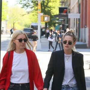 Kristen Stewart et sa fiancée Dylan Meyer sortent déjeuner à New York le 9 mai 2022.