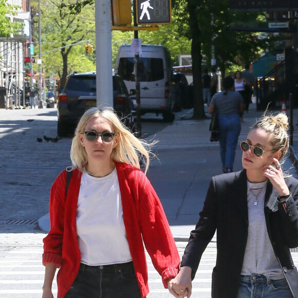 Kristen Stewart et sa fiancée Dylan Meyer sortent déjeuner à New York le 9 mai 2022.
