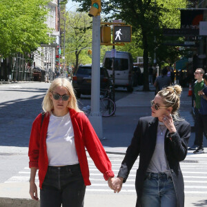 Kristen Stewart et sa fiancée Dylan Meyer sortent déjeuner à New York le 9 mai 2022.