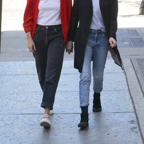 Kristen Stewart et sa fiancée Dylan Meyer sortent déjeuner à New York le 9 mai 2022.