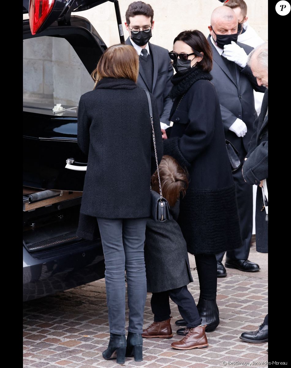 Gaëlle Pietri (ex-compagne du défunt) et son fils Orso, Serge et Christyne Ulliel (parents du défunt) - Sorties des obsèques (bénédiction) de Gaspard Ulliel en l'église Saint-Eustache à Paris. Le 27 janvier 2022 © Jacovides-Moreau / Bestimage