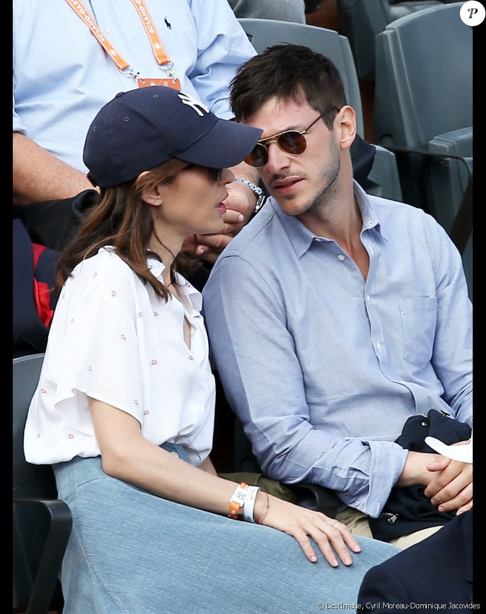 Gaspard Ulliel et sa compagne Gaëlle Pietri dans les tribunes des Internationaux de Tennis de Roland Garros à Paris le 7 juin 2017 © Cyril Moreau-Dominique Jacovides/Bestimage