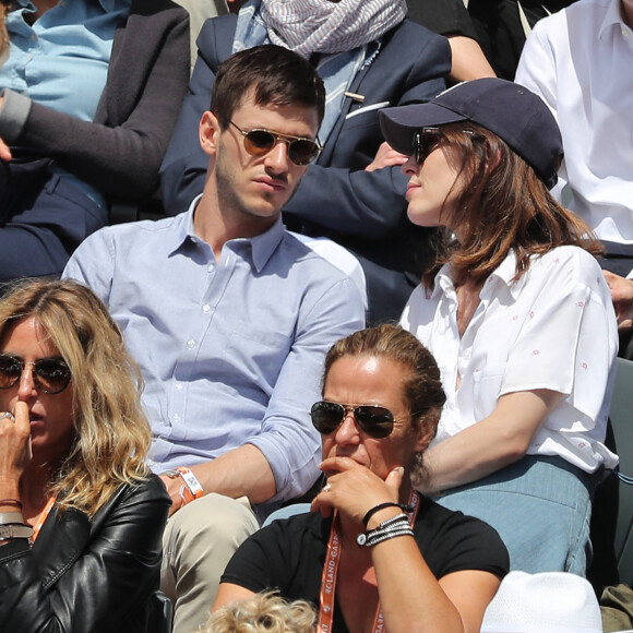 Gaspard Ulliel et sa compagne Gaëlle Pietri dans les tribunes des Internationaux de Tennis de Roland Garros à Paris le 7 juin 2017 © Cyril Moreau-Dominique Jacovides/Bestimage 