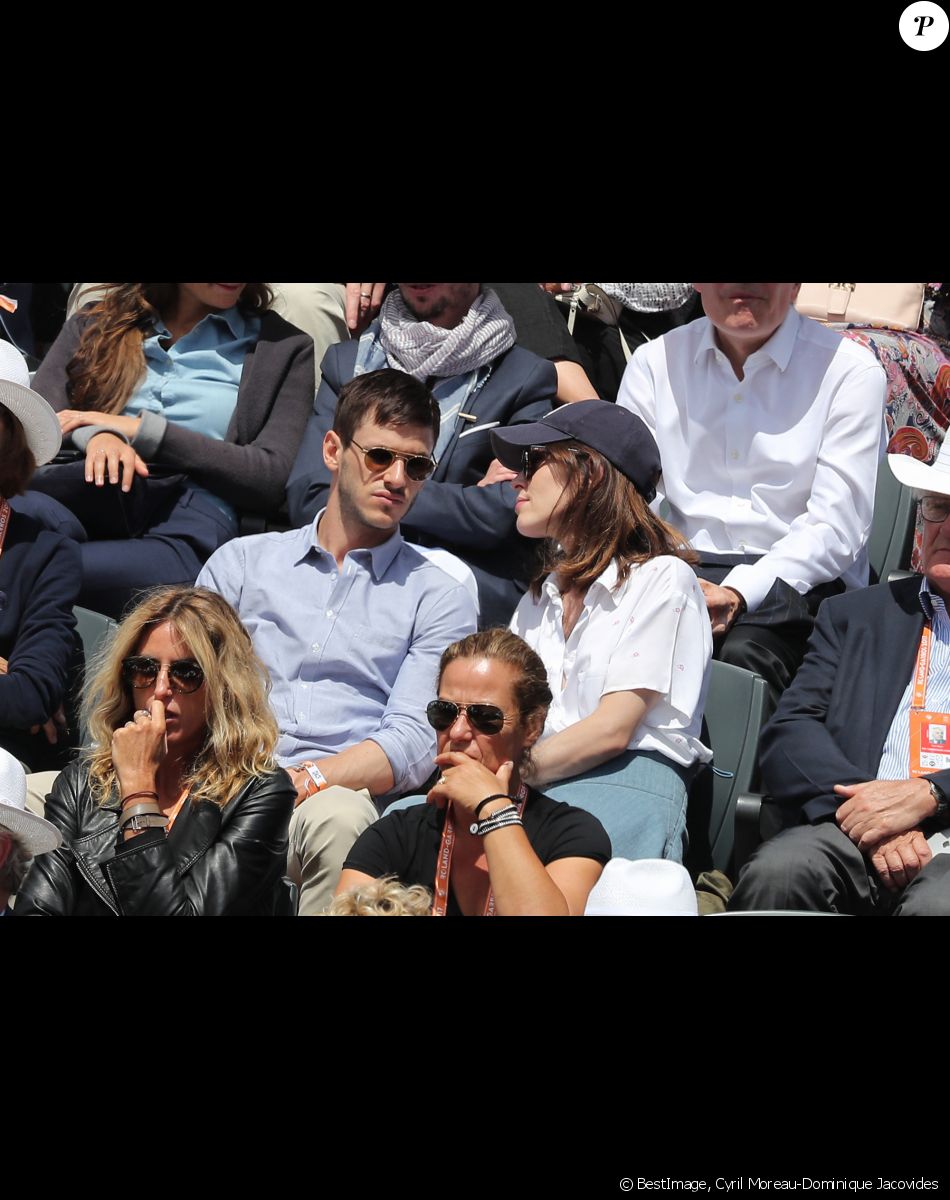 Gaspard Ulliel et sa compagne Gaëlle Pietri dans les tribunes des Internationaux de Tennis de Roland Garros à Paris le 7 juin 2017 © Cyril Moreau-Dominique Jacovides/Bestimage