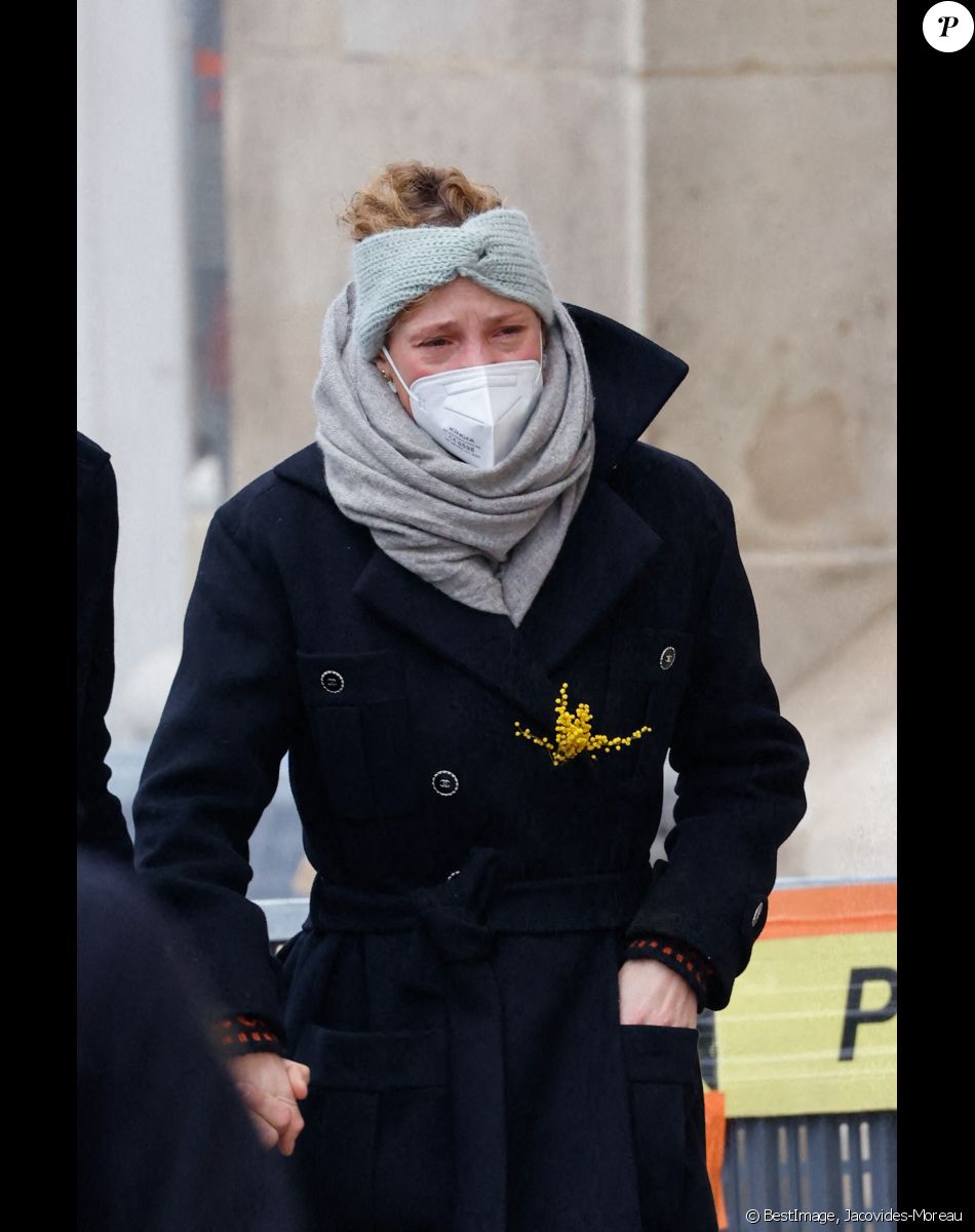 Vicky Krieps, dernière compagne de G. Ulliel - Vicky Krieps - Arrivées aux obsèques (bénédiction) de Gaspard Ulliel en l'église Saint-Eustache à Paris. Le 27 janvier 2022 © Jacovides-Moreau / Bestimage
