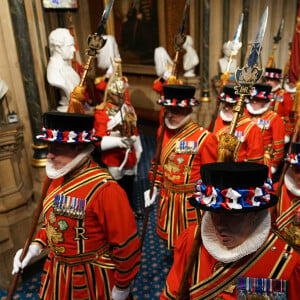 - Arrivée au discours de l'ouverture officielle du Parlement à Londres, le 10 mai 2022. Ayant des problèmes de mobilité, la reine d'Angleterre est représentée par le prince de Galles.