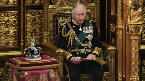 Elizabeth II absente et remplacée : le prince Charles ému sur le trône, épaulé par William