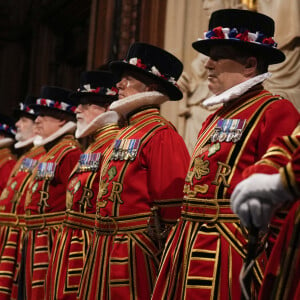 - Arrivée au discours de l'ouverture officielle du Parlement à Londres, le 10 mai 2022. Ayant des problèmes de mobilité, la reine d'Angleterre est représentée par le prince de Galles.