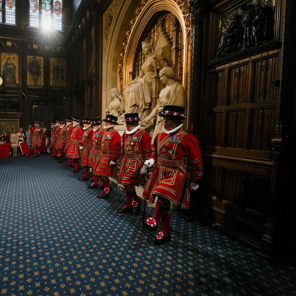 - Arrivée au discours de l'ouverture officielle du Parlement à Londres, le 10 mai 2022. Ayant des problèmes de mobilité, la reine d'Angleterre est représentée par le prince de Galles.