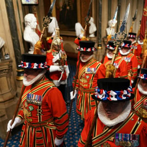 - Arrivée au discours de l'ouverture officielle du Parlement à Londres, le 10 mai 2022. Ayant des problèmes de mobilité, la reine d'Angleterre est représentée par le prince de Galles.