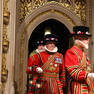 - Arrivée au discours de l'ouverture officielle du Parlement à Londres, le 10 mai 2022. Ayant des problèmes de mobilité, la reine d'Angleterre est représentée par le prince de Galles.