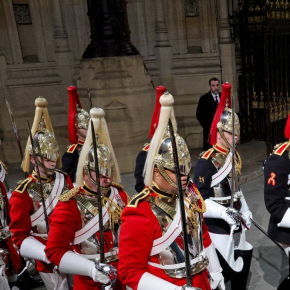 - Arrivée au discours de l'ouverture officielle du Parlement à Londres, le 10 mai 2022. Ayant des problèmes de mobilité, la reine d'Angleterre est représentée par le prince de Galles.