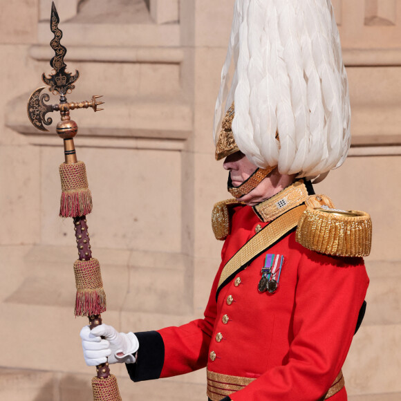- Arrivée au discours de l'ouverture officielle du Parlement à Londres, le 10 mai 2022. Ayant des problèmes de mobilité, la reine d'Angleterre est représentée par le prince de Galles.