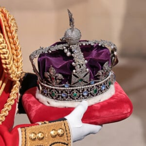 La couronne de la reine d'Angleterre - Arrivée au discours de l'ouverture officielle du Parlement à Londres, le 10 mai 2022. Ayant des problèmes de mobilité, la reine d'Angleterre est représentée par le prince de Galles.