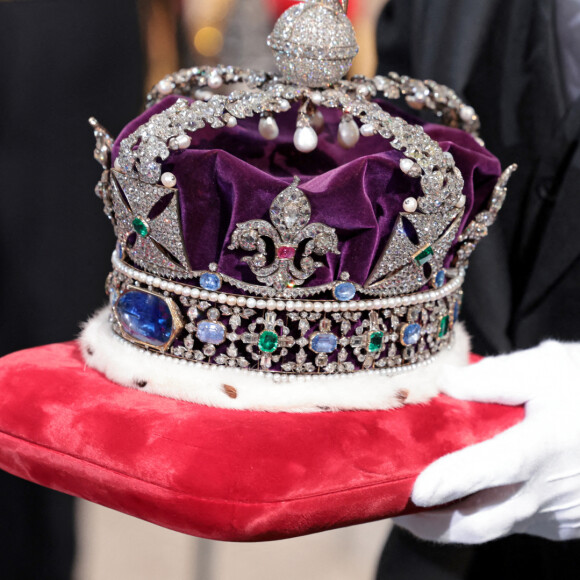 La couronne de la reine d'Angleterre - Arrivée au discours de l'ouverture officielle du Parlement à Londres, le 10 mai 2022. Ayant des problèmes de mobilité, la reine d'Angleterre est représentée par le prince de Galles.