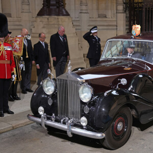 - Arrivée au discours de l'ouverture officielle du Parlement à Londres, le 10 mai 2022. Ayant des problèmes de mobilité, la reine d'Angleterre est représentée par le prince de Galles.