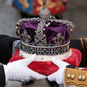 La couronne de la reine d'Angleterre - Arrivée au discours de l'ouverture officielle du Parlement à Londres, le 10 mai 2022. Ayant des problèmes de mobilité, la reine d'Angleterre est représentée par le prince de Galles.
