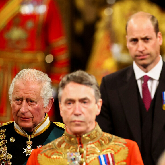 Arrivée et discours de l'ouverture officielle du Parlement à Londres, le 10 mai 2022. Ayant des problèmes de mobilité, la reine d'Angleterre est représentée par le prince de Galles.